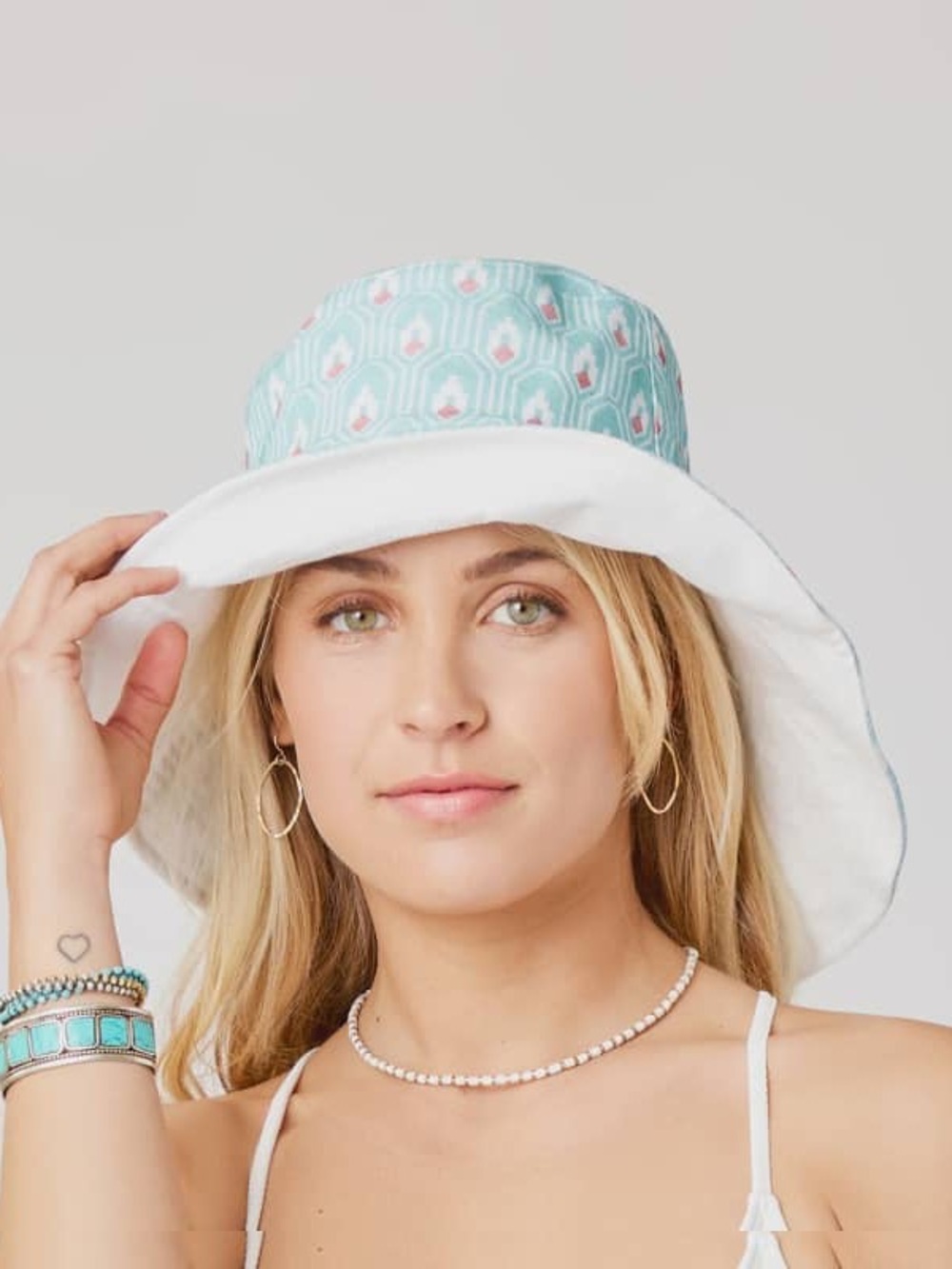 Carve Designs NWT Reversible Bucket Hat in Cinema Cloud Aqua Pattern and White